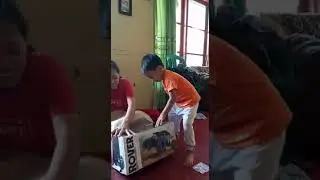ekspresi anak ketika diberi hadiah mainan