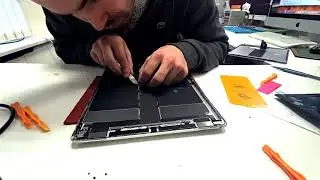 iPad Pro 12.9 2015 (A1652) | Замена аккумулятора. Винт пробил батарею