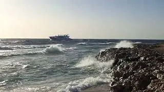 заход в море на риф на диком пляже в Пирамизе Сахл Хашиш