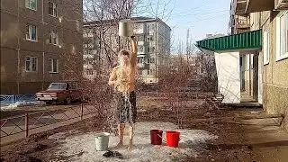 ТАЕТ. ЗАКАЛИВАНИЕ ПО ОЧЕРЕДИ С МАМОЙ ОБЛИВАНИЕ ХОЛОДНОЙ ВОДОЙ.