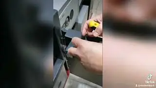 Як відкрити сейф Griffon  з електронним замком M-LOCKS, якщо розрядилась батарейка.