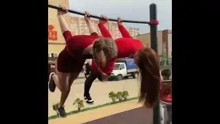 Девушки на турнике!
