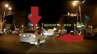 Таксист решил пойти на таран?