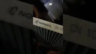 Hyundai ix35 замена салонного фильтра. Отвести бардачек вниз. Вывести из зацепления фиксаторы и лифт