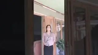 gak sadar kancing bajunya kebuka  