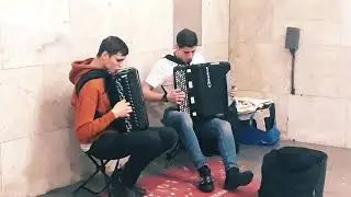 Музыканты в метро (Вдруг как в сказке скрипнула дверь)