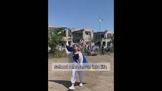 A Ukrainian school is broken, a flag is raised 🇺🇦 The last bell in a Ukrainian village school