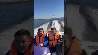 175 лошадей на маленькой лодке