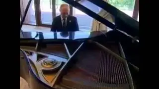 Путин играет на рояле