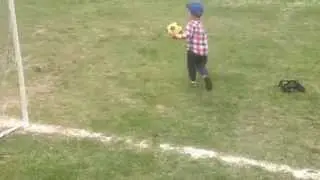 По пальцу... Мне