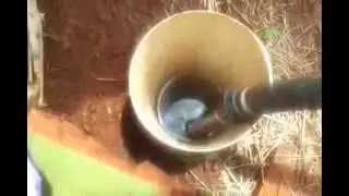 tirando agua do poço