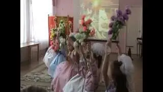 Танец с цветами для любимых мам.