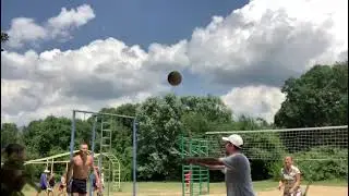 Игра в волейбол на базе отдыха 