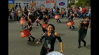 Колумбийские барабанщики отожгли на дне города