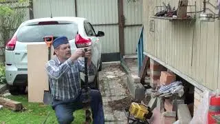 Укрепление стоек веранды дачного дома/ Забил трубу - сваю/ Первый этап