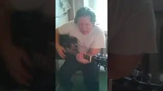 папа поёт . на гитаре.