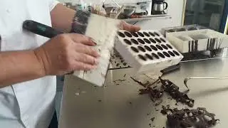 Cours de cuisine : réaliser des 🍫 chocolats, tabler, mouler, garnir.