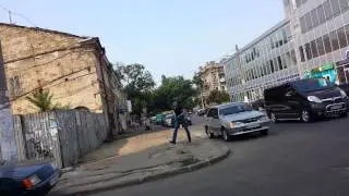 Как вскрывают машины в Одессе, в час пик.