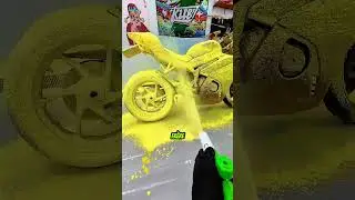 Il a nettoyé la voiture couverte de boue avant de fermer son garage.🚗🧽 
