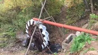 изобретатель . водяная мельница на пруду . Вечный двигатель . Самодельная гидроэлектростанция .