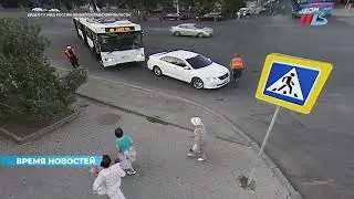 Из-за припаркованного авто мужчина набросился на водителя троллейбуса