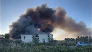 Vasto incendio in zona Bellavista a Taranto: in fiamme un deposito / video 4