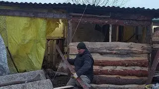 Начал строить курятник.