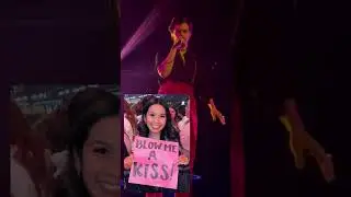 Harry styles reading fans sign ( Blow me a kiss)