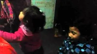 Niña bailando la casa sola