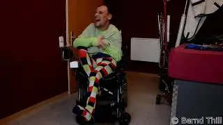 Kann ein Spastiker ein T-Shirt selbst ausziehen (A person with cerebral palsy takes off a T-Shirt)