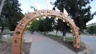 Золотая входная арка в виде циферблата часов в новом сквере