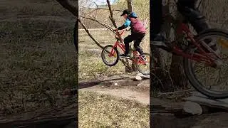 Подпрыгнул на трамплине на BMX