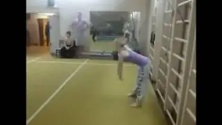 Делает сальтуху. Смотреть всем.хахахаххахах