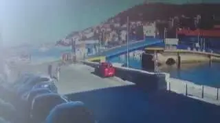 Девушка перепрыгнула раздвижной мост