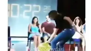 Kucağa oturuyor.