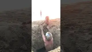01 10 2020 Марк и Вероника капают яму на пляже