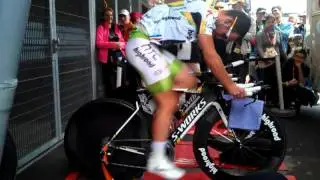 Mark Cavendish warms up for TT