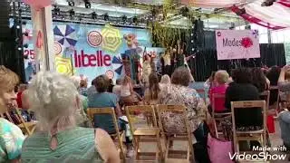 Hij ingegaan is in het huis Gods, ten tijde van Abjathar, hogepriester, de toonbroden gegeten heeft.