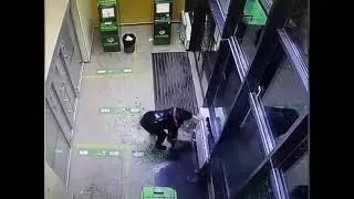Посетитель Сбербанка в Новосибирске, устроил потоп в зоне банкоматов