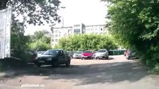 Парковка в центре Омска в районе к/т Маяковского
