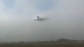 боинг 747 неожиданно вырывается из облаков