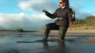 Девушка в белых ботфортах в грязи