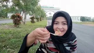 piye to bu mala makan kok pake kantong plastik🤣