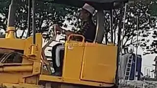 proses perataan tanah, ponpes cahaya tasbih dengan menggunakan  doser