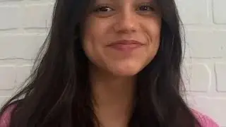 JENNA ORTEGA COM CABELO ROSA