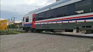 İZMİR-ISPARTA TRENİ MT 15421 ORTAKLAR HEMZEMİN GEÇİT BARİYERLERİNDEN GEÇİŞ...