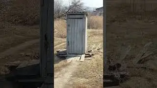 Чёрный русский увидел деревенский туалет 