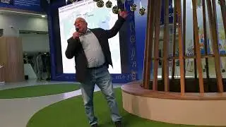 Михаил Слипенчук с лекцией для участников "Встреча поколений" на площадке выставки "Россия".