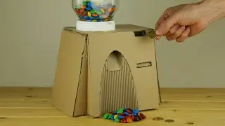 Fully-automatic m&ms Seller machine out of Cardboard