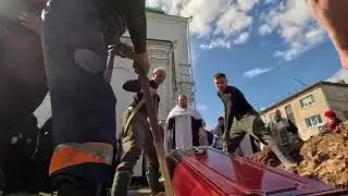 2024.04.10 Похороны протоиерея Романа Неверова возле Алтаря Кафедрального собора г. Павлово
